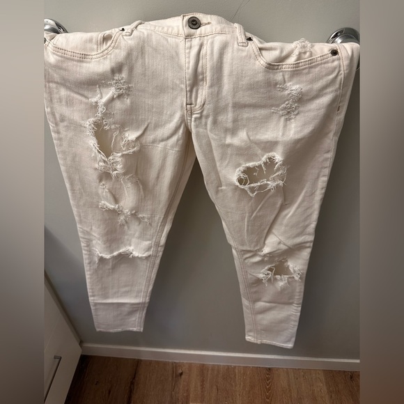 Brand: Ambercrombie + Fitch
Size: 29 or 9
Length: 32-33
Condition: EUC - Picture 4 of 5
